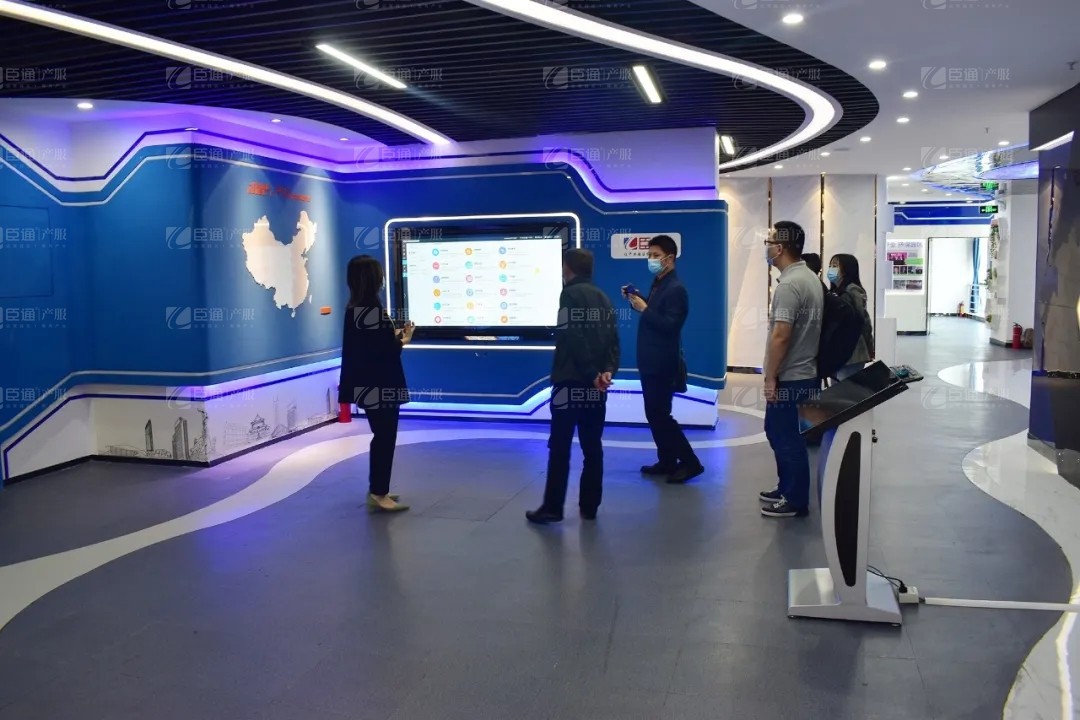 宏光實(shí)業(yè)集團(tuán)領(lǐng)導(dǎo)到訪(fǎng)臣通